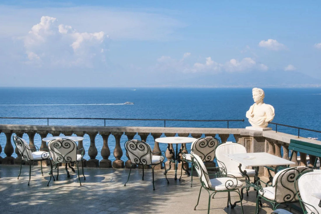 Des Épigraphes for Excelsior Vittoria: dreaming on the bay of Sorrento