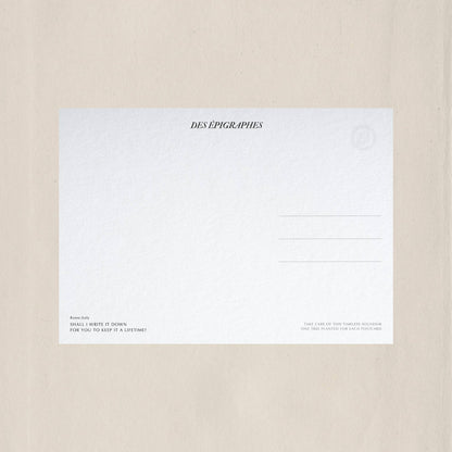 Elegant postcard back design by Des Épigraphes, featuring a poetic inscription and refined layout.