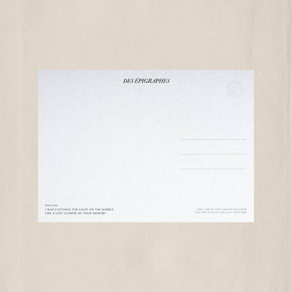 Elegant postcard back design by Des Épigraphes, featuring a poetic inscription and refined layout.