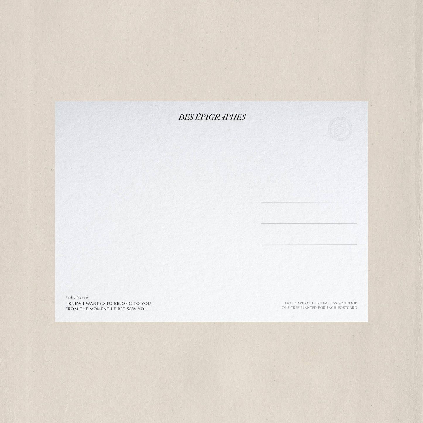 Elegant postcard back design by Des Épigraphes, featuring a poetic inscription and refined layout.