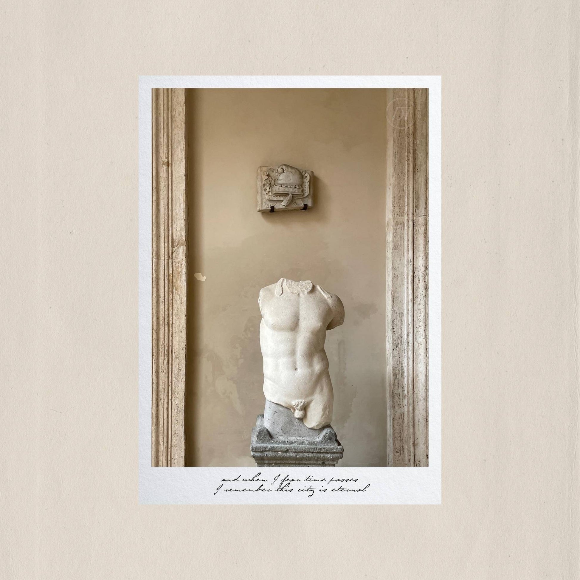 Ancient marble sculpture framed by the courtyard of Musei Capitolini, Rome – Des Épigraphes. Photograph by Tolga Avan.