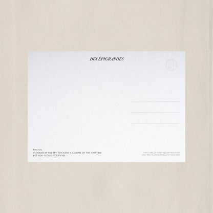 Elegant postcard back design by Des Épigraphes, featuring a poetic inscription and refined layout.
